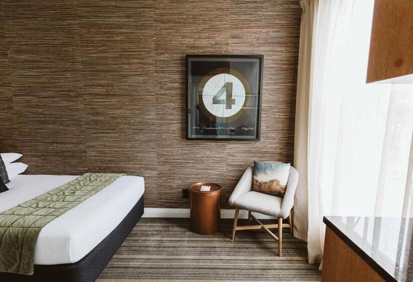 اتاق عادی, The State