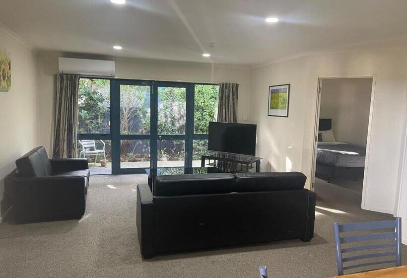 דירת שני חדרים, Bassingers Motor Lodge