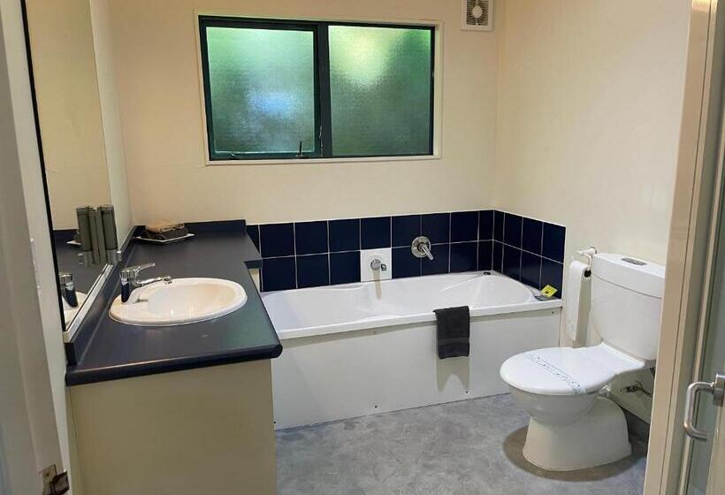 דירת שני חדרים, Bassingers Motor Lodge