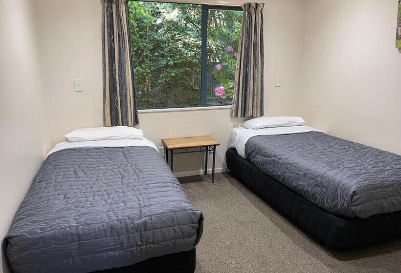 דירת שני חדרים, Bassingers Motor Lodge