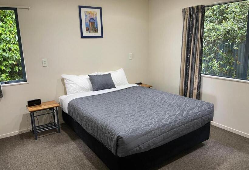 דירת שני חדרים, Bassingers Motor Lodge