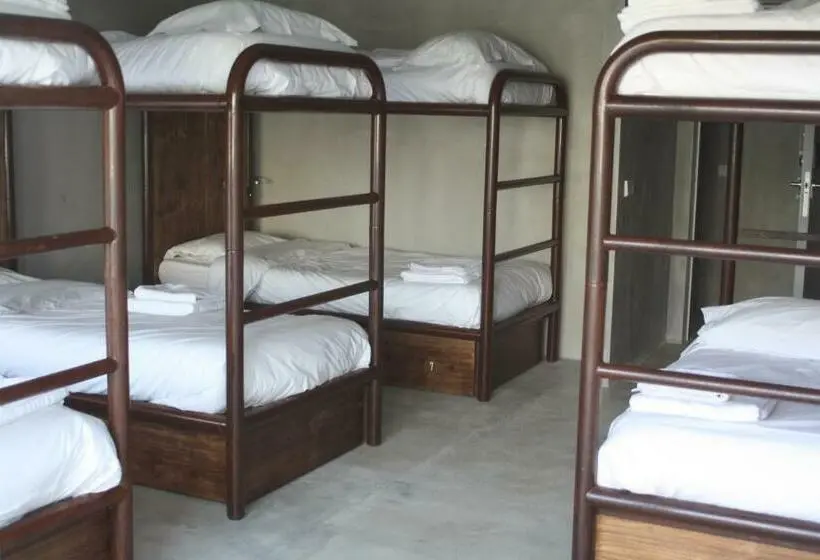 ルームシェアのワンベッド, N1 Hostel Apartments And Suites