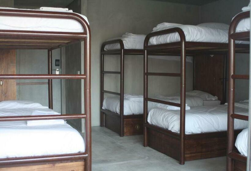 ルームシェアのワンベッド, N1 Hostel Apartments And Suites