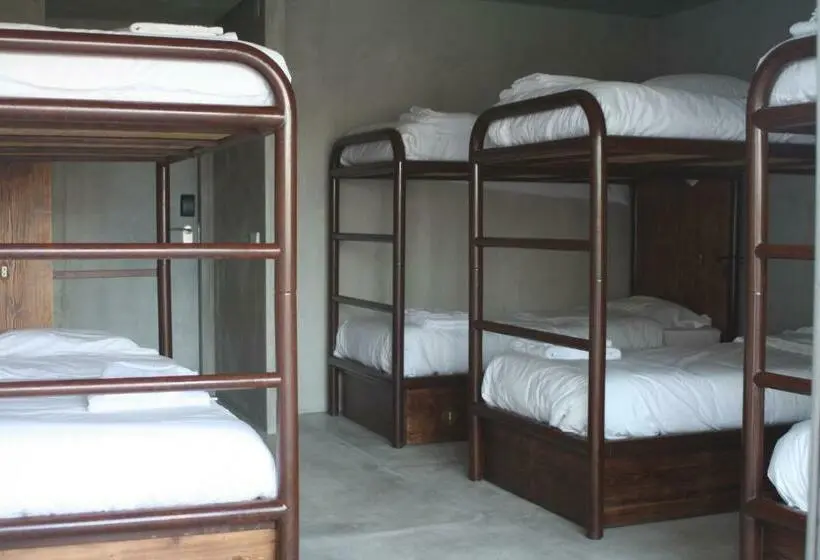 ルームシェアのワンベッド, N1 Hostel Apartments And Suites