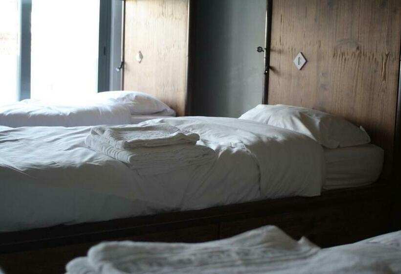 ルームシェアのワンベッド, N1 Hostel Apartments And Suites