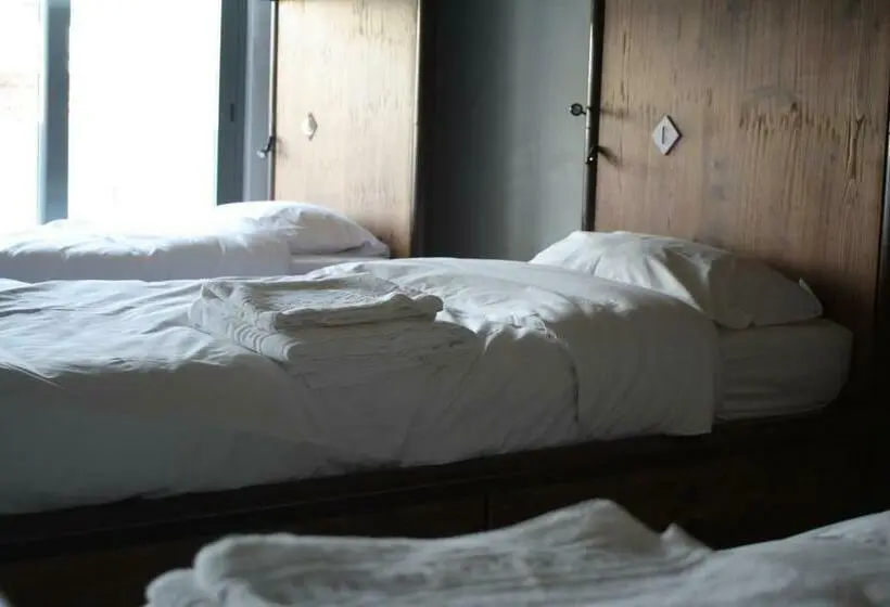 ルームシェアのワンベッド, N1 Hostel Apartments And Suites