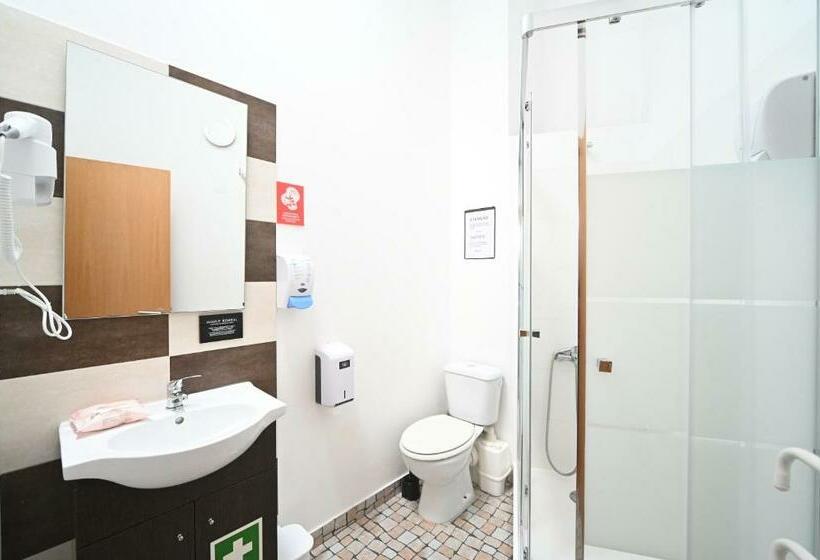 استودیوی استاندارد, Famous Crows Lisbon Suites