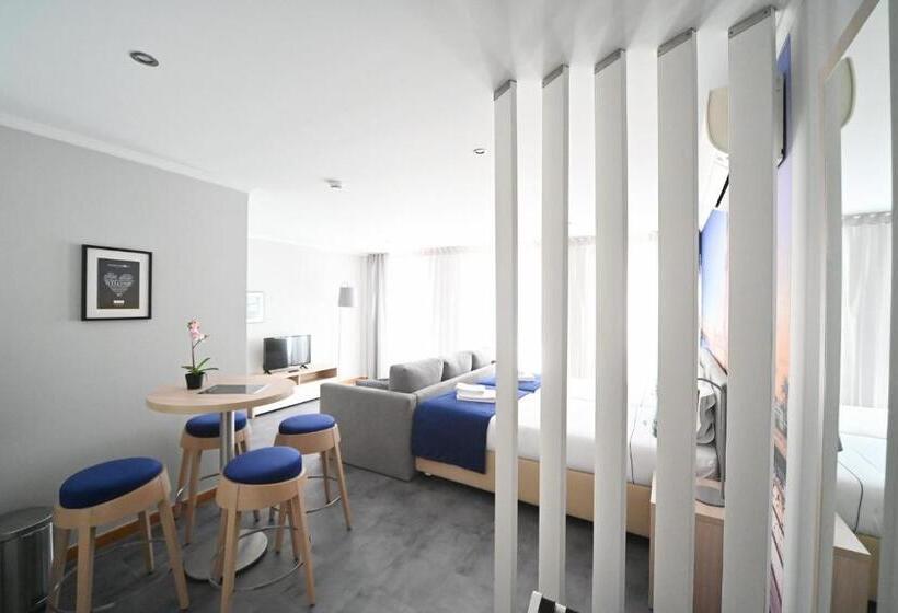 استودیو خانوادگی, Famous Crows Lisbon Suites