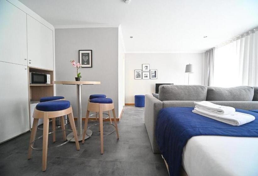 استودیو خانوادگی, Famous Crows Lisbon Suites