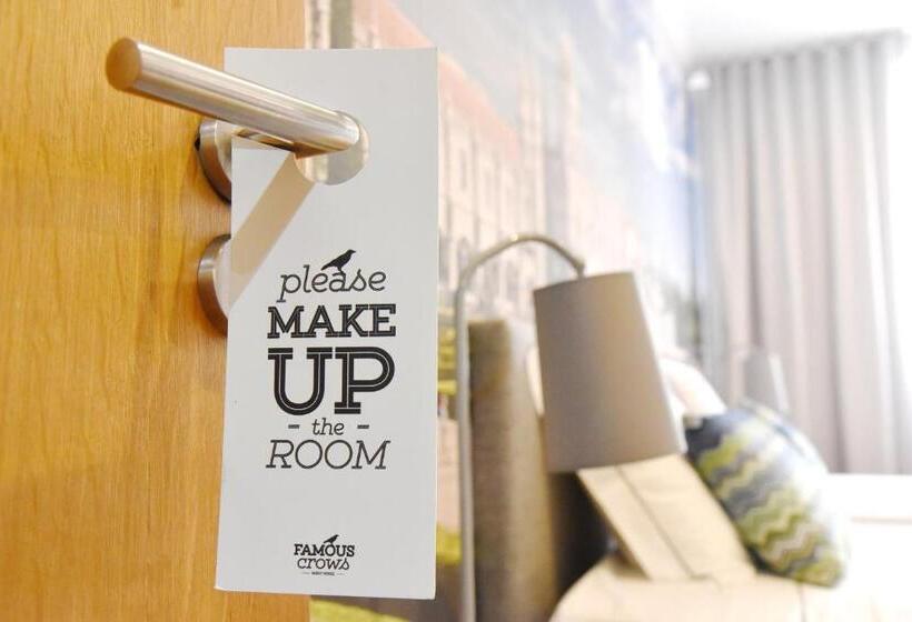 اتاق استاندارد, Famous Crows Lisbon Suites