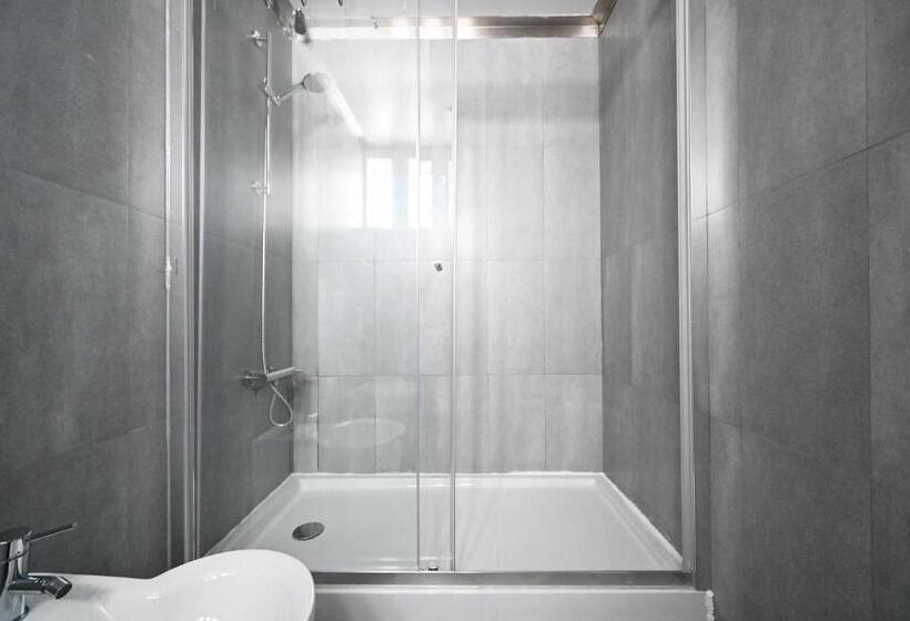 اتاق استاندارد, Famous Crows Lisbon Suites