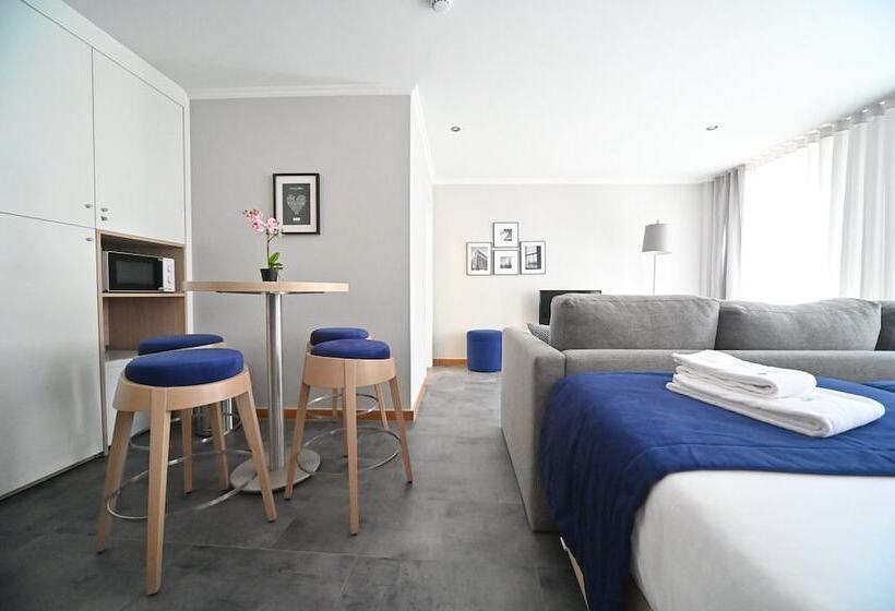 استودیو خانوادگی, Famous Crows Lisbon Suites