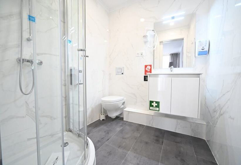 استودیو خانوادگی, Famous Crows Lisbon Suites