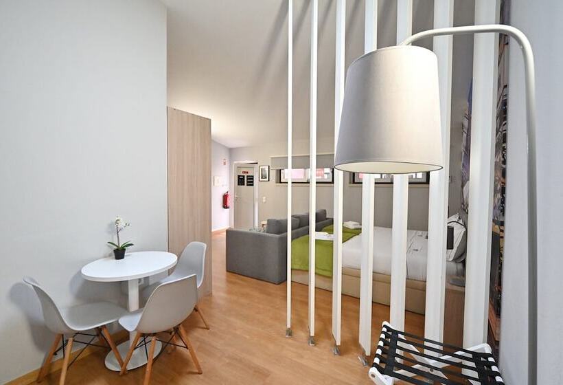 استودیوی استاندارد, Famous Crows Lisbon Suites