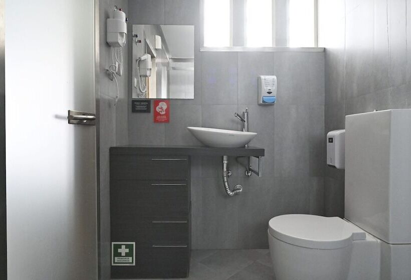 Quarto Estandar, Famous Crows Lisbon Suites