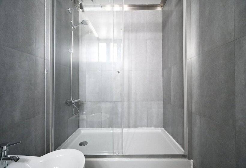 اتاق استاندارد, Famous Crows Lisbon Suites