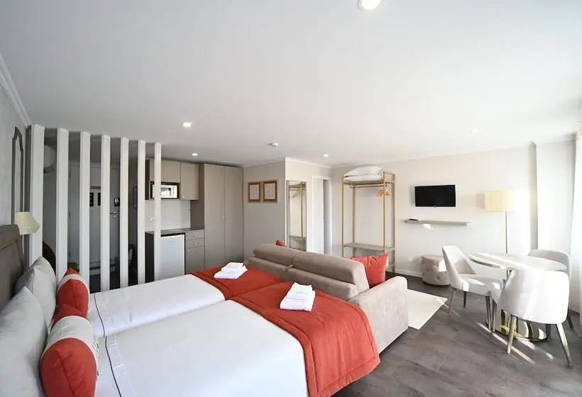 استودیو خانوادگی, Famous Crows Lisbon Suites