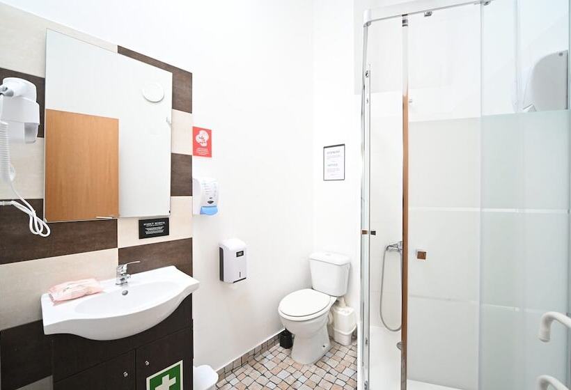 استودیوی استاندارد, Famous Crows Lisbon Suites