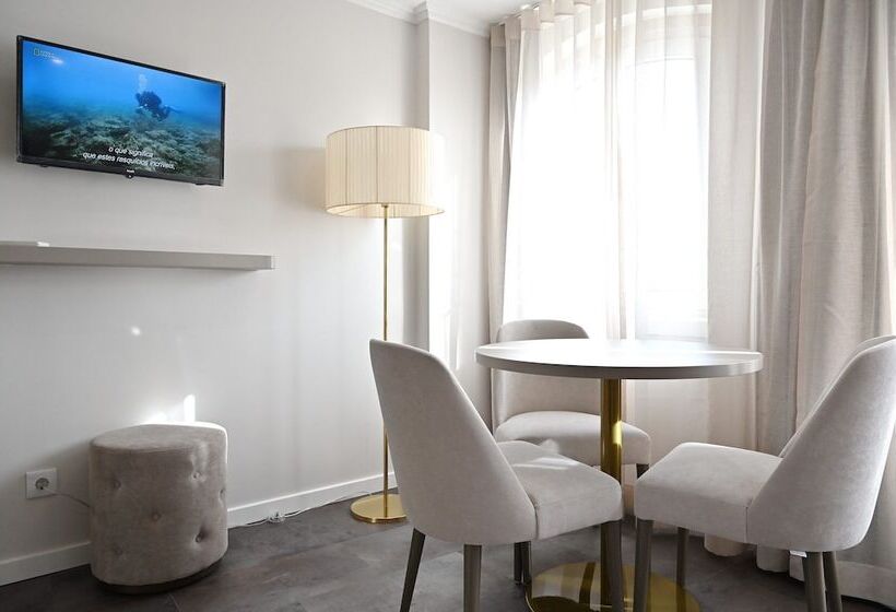 استودیو خانوادگی, Famous Crows Lisbon Suites