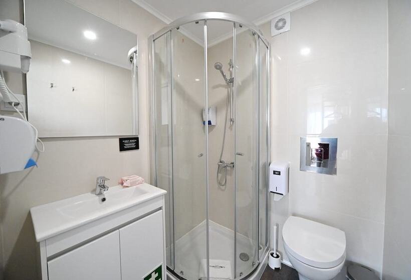 استودیو خانوادگی, Famous Crows Lisbon Suites