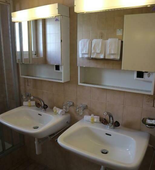 标准三人间, Spenglers Inn