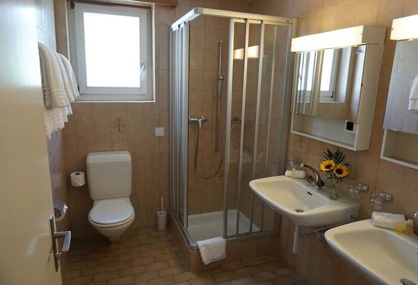 标准三人间, Spenglers Inn