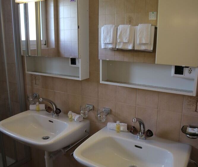 标准三人间, Spenglers Inn