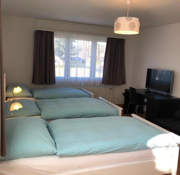 חדר סטנדרט לשלושה, Escale