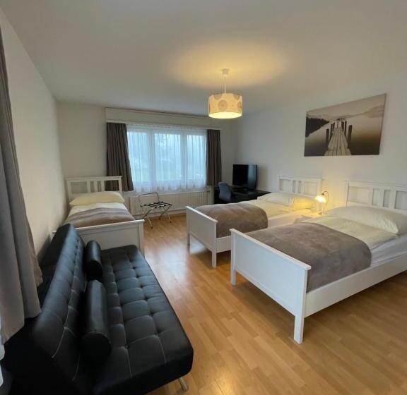 חדר סטנדרט לשלושה, Escale