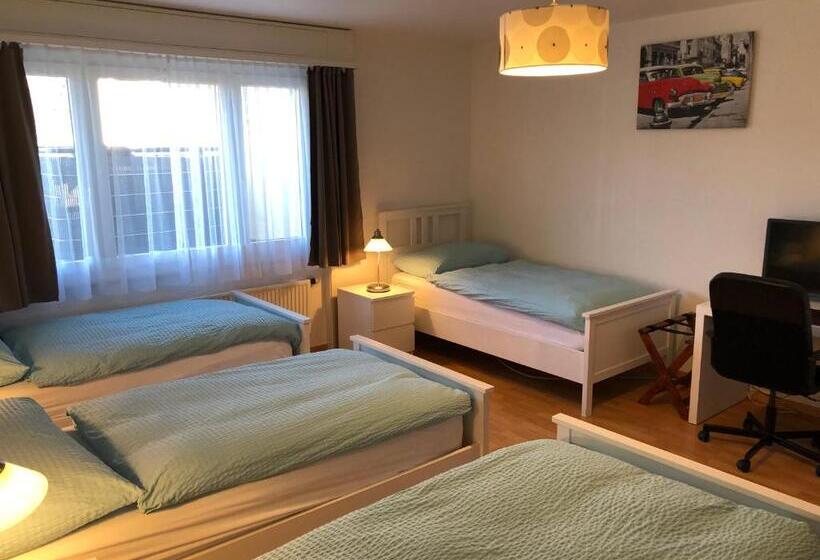 חדר סטנדרט לארבעה, Escale