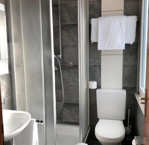 חדר סטנדרט לארבעה, Escale