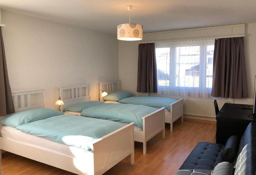 חדר סטנדרט לארבעה, Escale