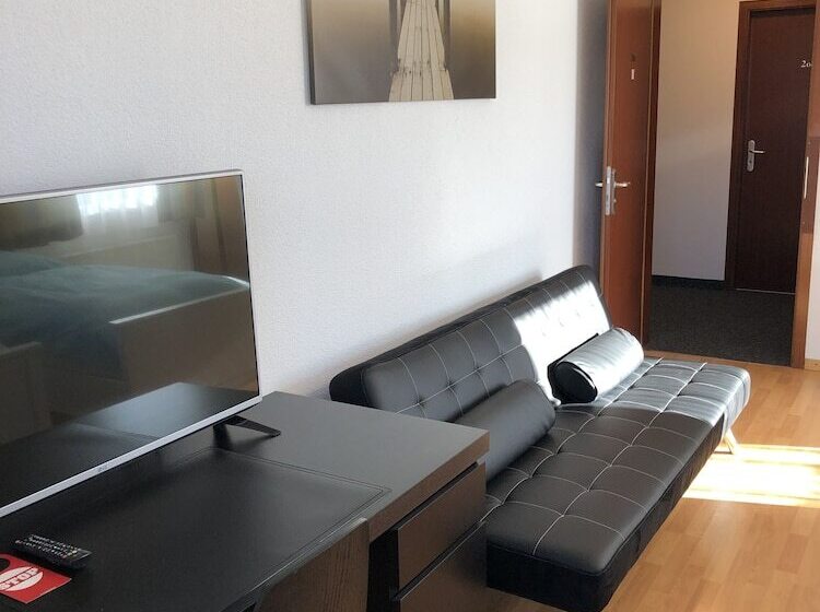 חדר סטנדרט לשלושה, Escale