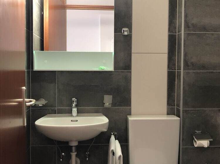 חדר סטנדרט לשלושה, Escale