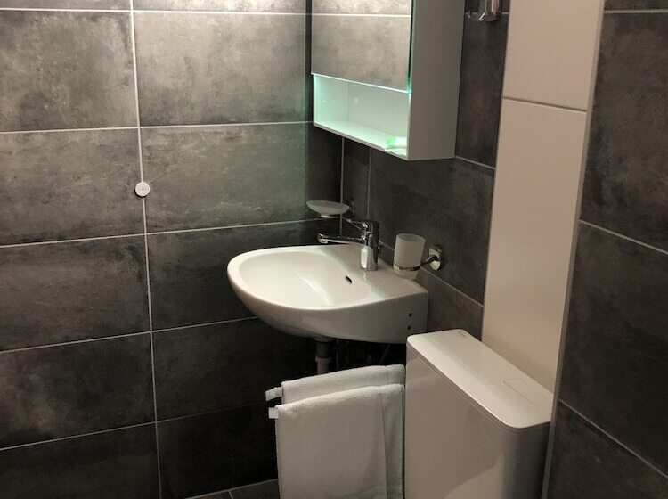 חדר סטנדרט לשלושה, Escale