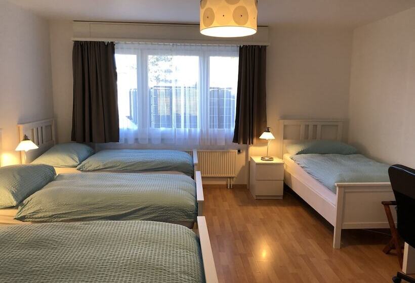 חדר סטנדרט לארבעה, Escale