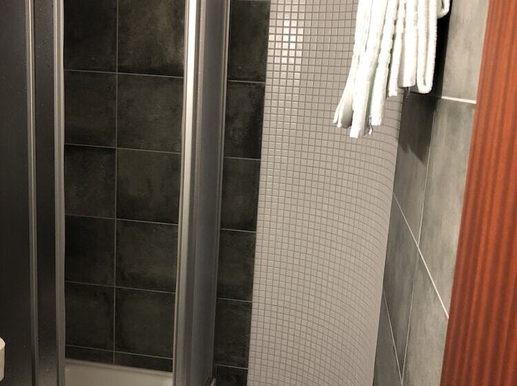 חדר סטנדרט לארבעה, Escale