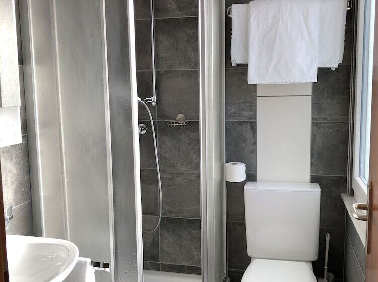 חדר סטנדרט לארבעה, Escale