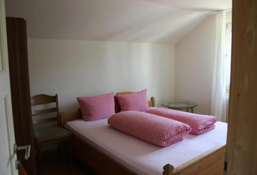 Perhehuone, Hirschen B&b