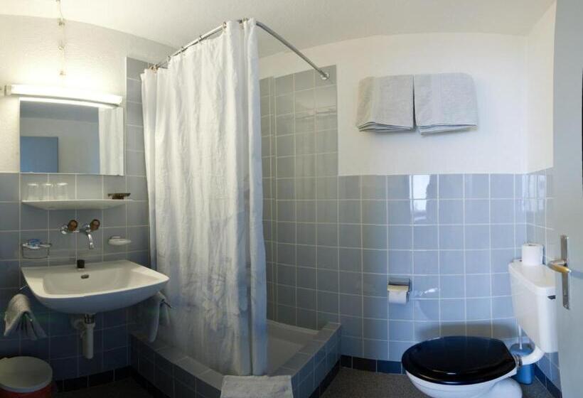 标准三人间, Restaurant Bergheim