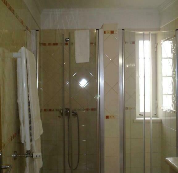 חדר סטנדרט לשלושה, Serafim