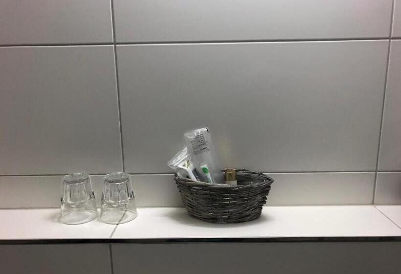 חדר אקונומי לארבעה, Omnium Sport