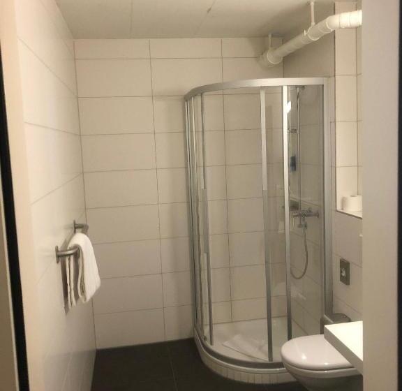 חדר אקונומי לארבעה, Omnium Sport