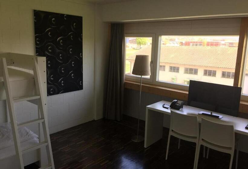 חדר אקונומי לארבעה, Omnium Sport