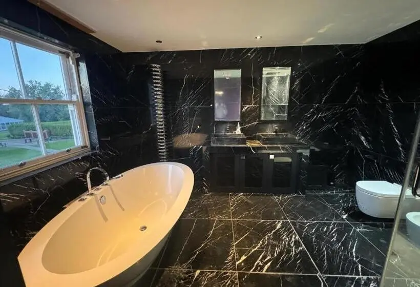 バルコニー付きスタンダードルーム, Chigwell Mansion