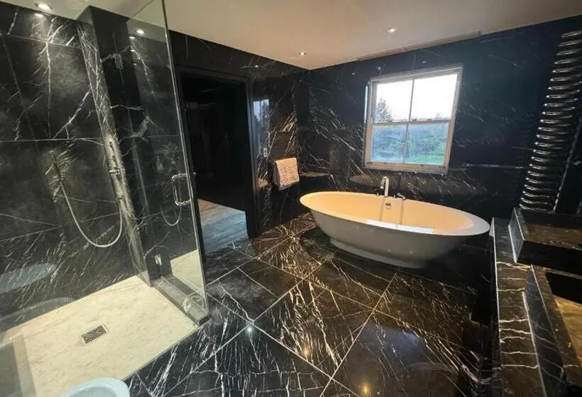 バルコニー付きスタンダードルーム, Chigwell Mansion