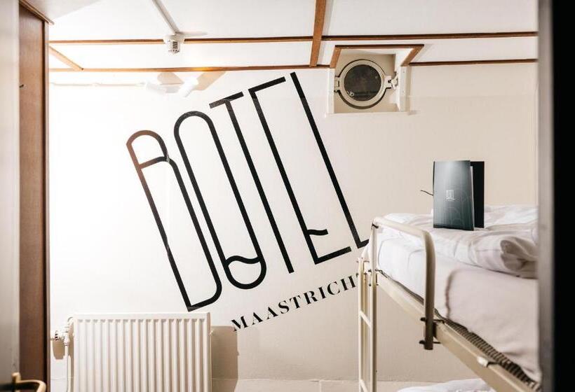 스탠다드 룸 공동 욕실, Botel Maastricht