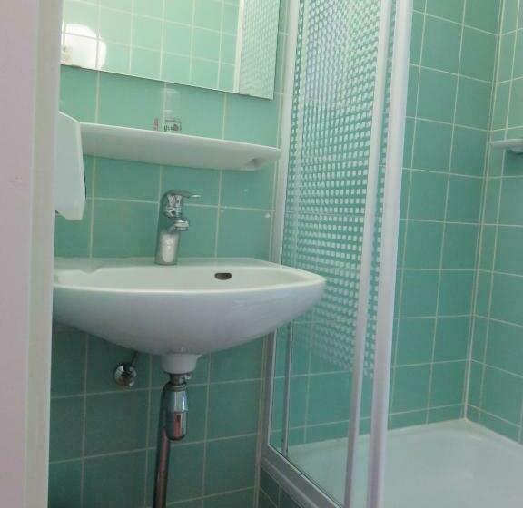 غرفة قياسية ثلاثية, American