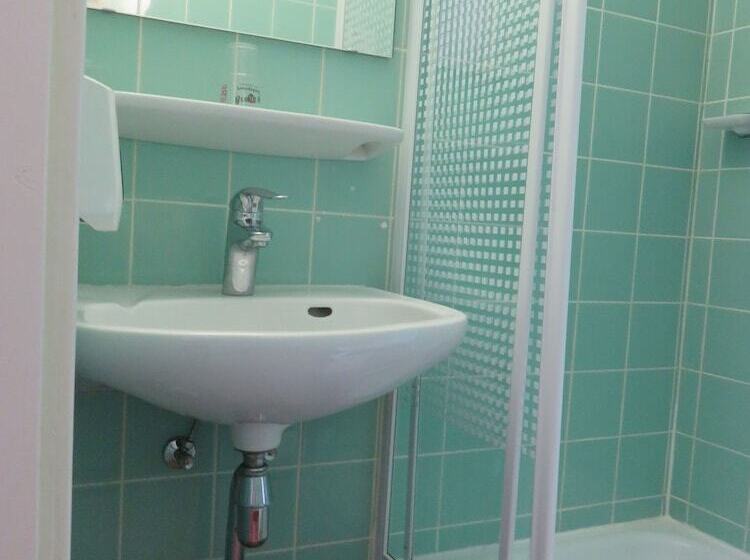 غرفة قياسية, American