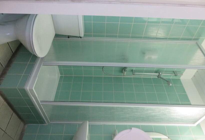 غرفة قياسية ثلاثية, American